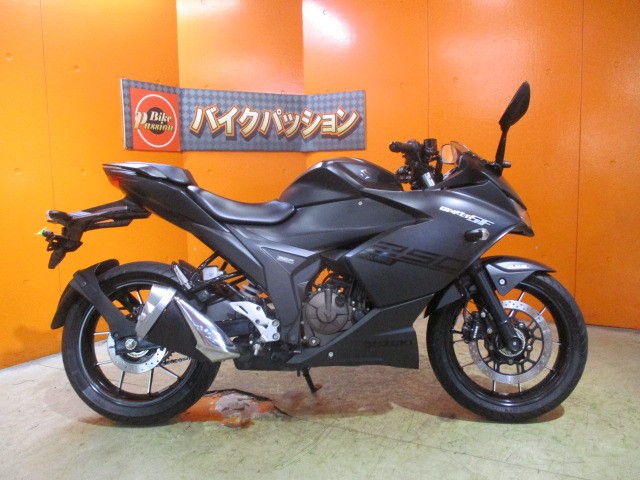 横から見てもこの通り状態状態グッド！ジグサーは新開発の油冷エンジンのおかげで車重が僅か１５８ｋｇ！